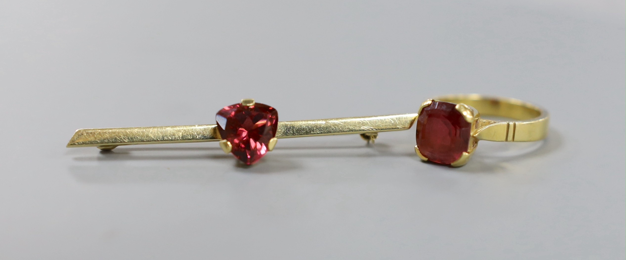 An 18ct and single stone tourmaline set ring, size P and an 18ct and tourmaline set tie pin, gross weight 11.4 grams.